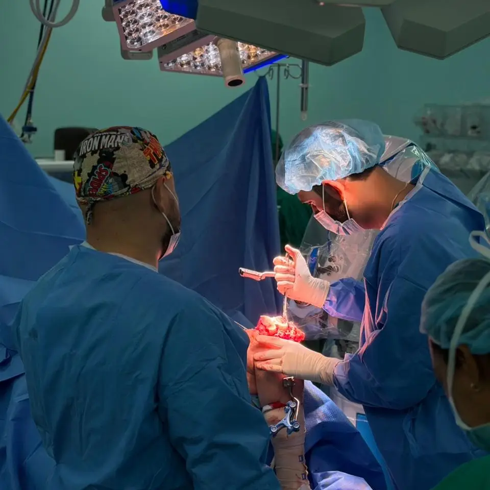 Robotic-Assisted Knee Replacement Surgery in San José, Costa Rica by Dr. Aria Alexander Ravery Morovati — Procedure Gallery Photo