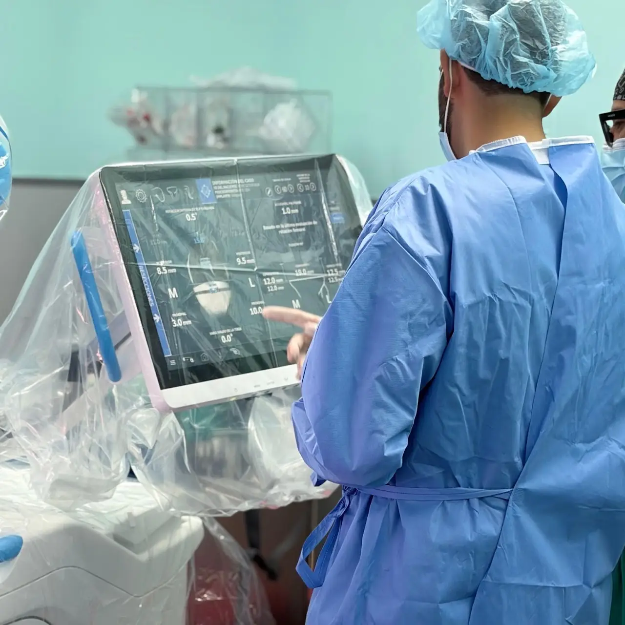 Revision Joint Replacement Surgery in San José, Costa Rica by Dr. Aria Alexander Ravery Morovati — Procedure Gallery Photo