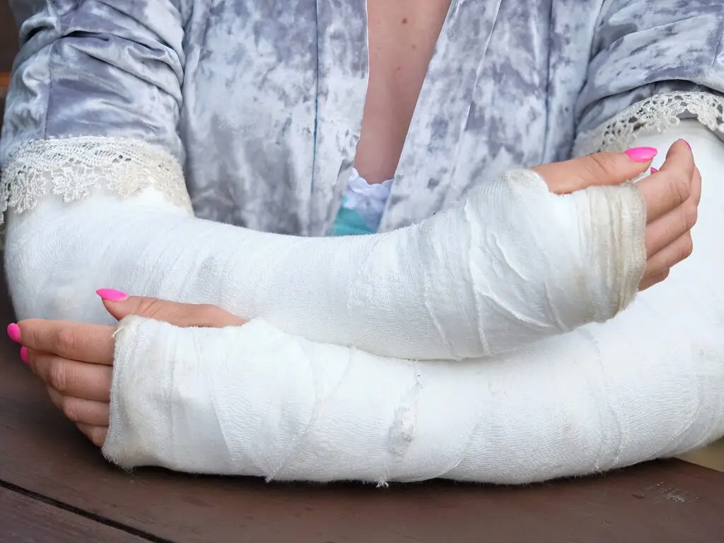 Simple and Complex Fracture Management in San José, Costa Rica by Dr. Aria Alexander Ravery Morovati — Orthopedics Procedure in Costa Rica